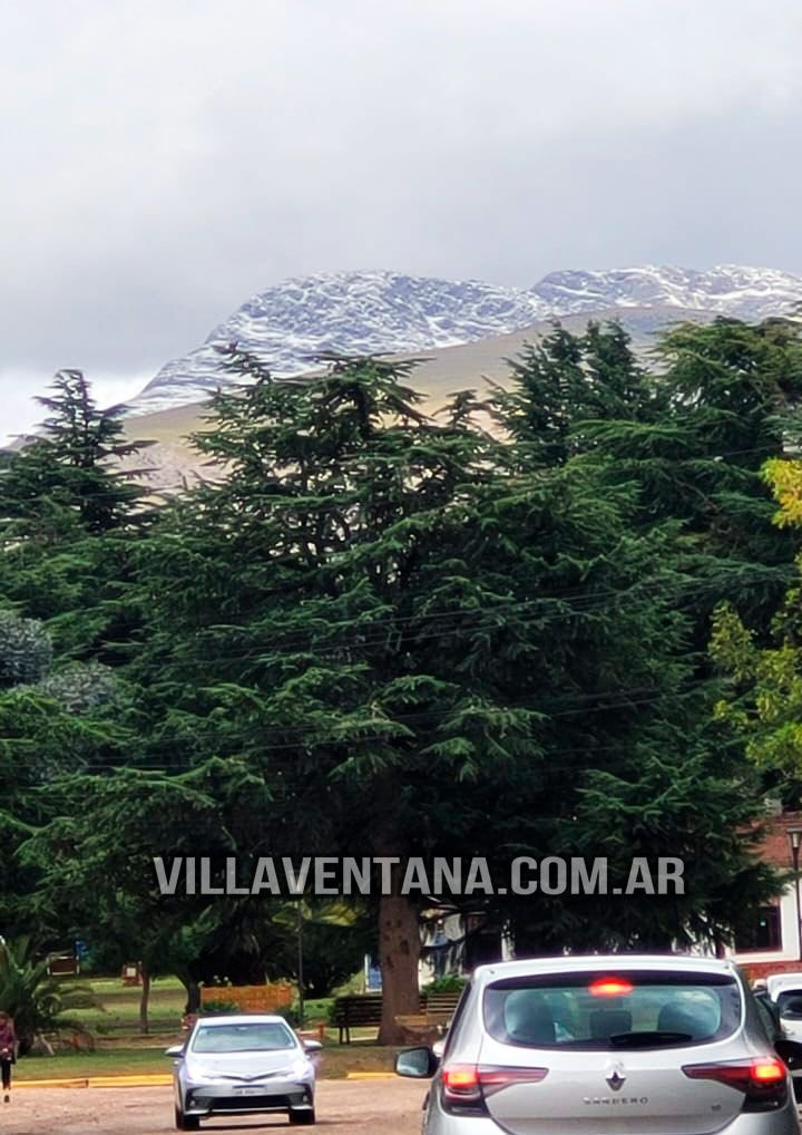 La cumbre del cerro Tres Picos amaneció con sus picos cubiertos de nieve.