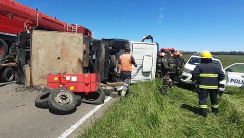 Ruta 3: volcó un camión con una grúa entre Juárez y Chaves