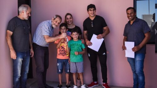 2 familias de Laprida recibieron la llave de su vivienda